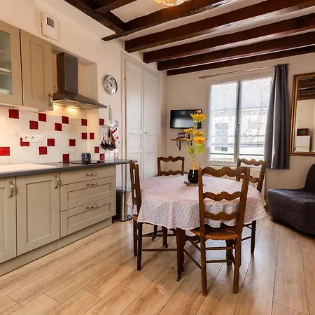 Confortable Avec Wifi, Au Coeur D'un Village Typique Pres De Berce - Fr-1-410-225 * Montreuil-le-Henri
